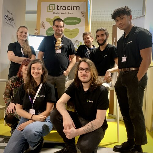 Kaija, Joséphine, Charline, Jason, Mathieu, Abraham, Damien et Philippe devant le stand d'Algoo