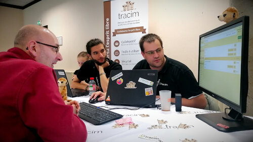 Philippe et Abraham faisant une démo de Tracim au stand