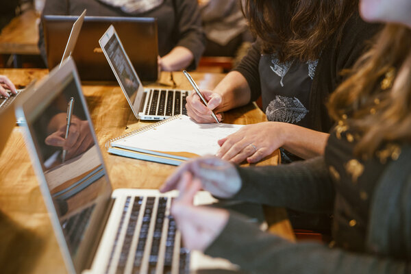 Personnes en formation informatique devant des ordinateurs portables