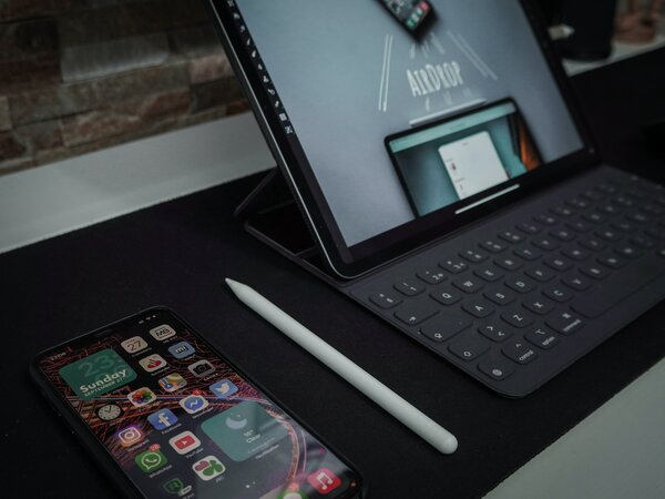 Smartphone posé à coté d'un tablette avec clavier