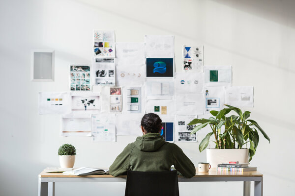 Personne travaillant à son domicile sur un bureau