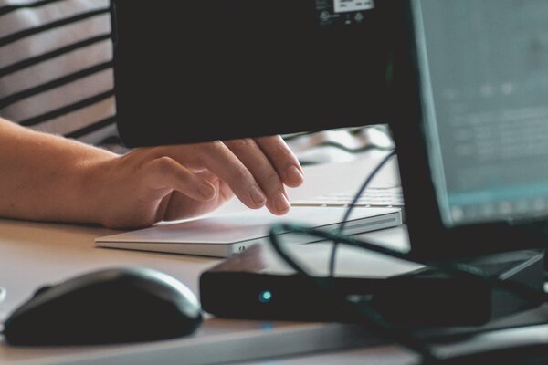 Personne en train de tapper sur un clavier d'ordinateur