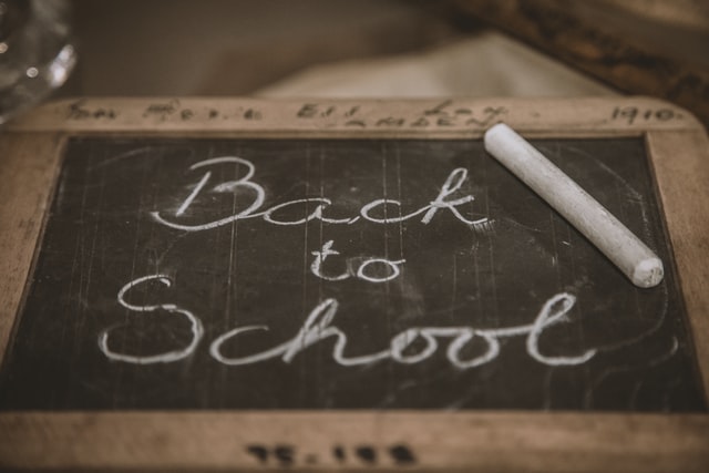 Photo d'une ardoise noire où est annotée "Back to School"